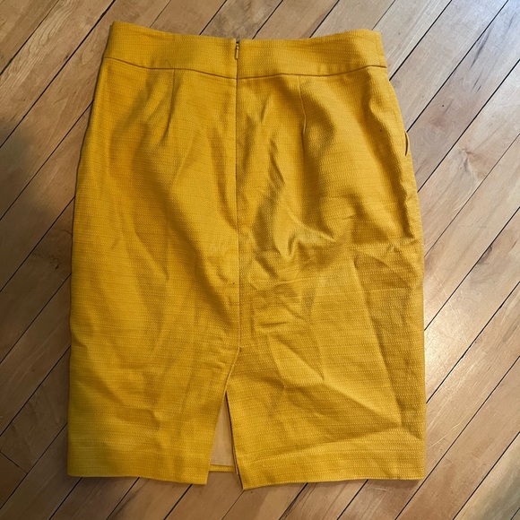 Marigold High Waisted skirt with pockets - Picture 2 of 2